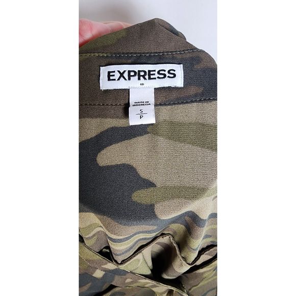 Express women's camo button down blouse with roll tab sleeves size small - Picture 6 of 7